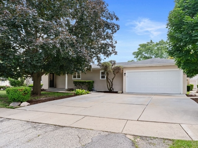 327 Marion Ct, Wheeling, IL 60090 - photo 1