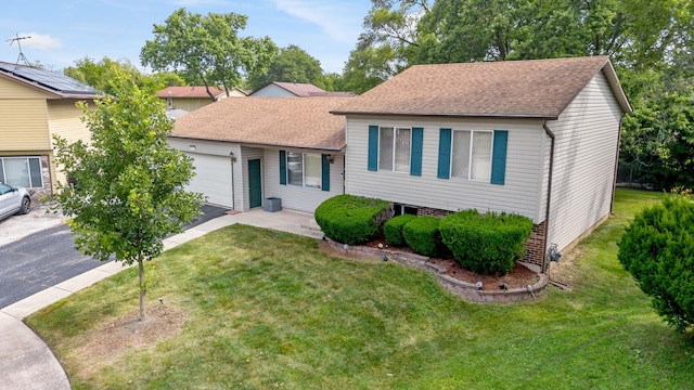 3513 Bordeaux Ct, Hazel Crest, IL 60429 - tri-level home featuring an attached garage, driveway, a shingled roof, and a front lawn