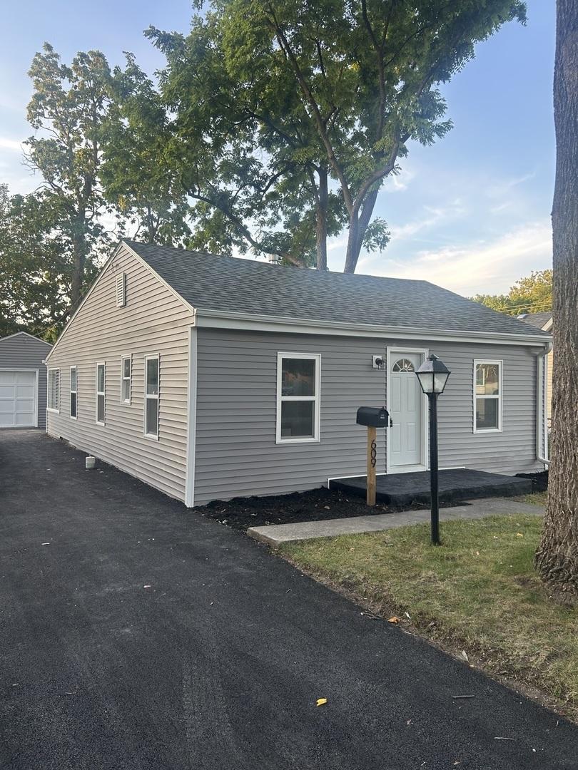 609 E Livingston St, Pontiac, IL 61764 - photo 1