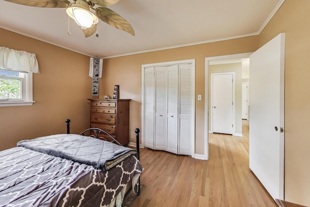 859 S Mount Prospect Rd, Des Plaines, IL 60016 - bedroom with light wood-style floors, a closet, crown molding, and a ceiling fan