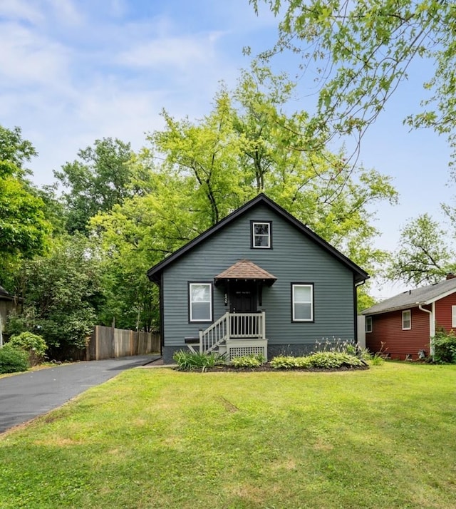 526 S Calumet Ave, Aurora, IL 60506 - bungalow-style home with driveway