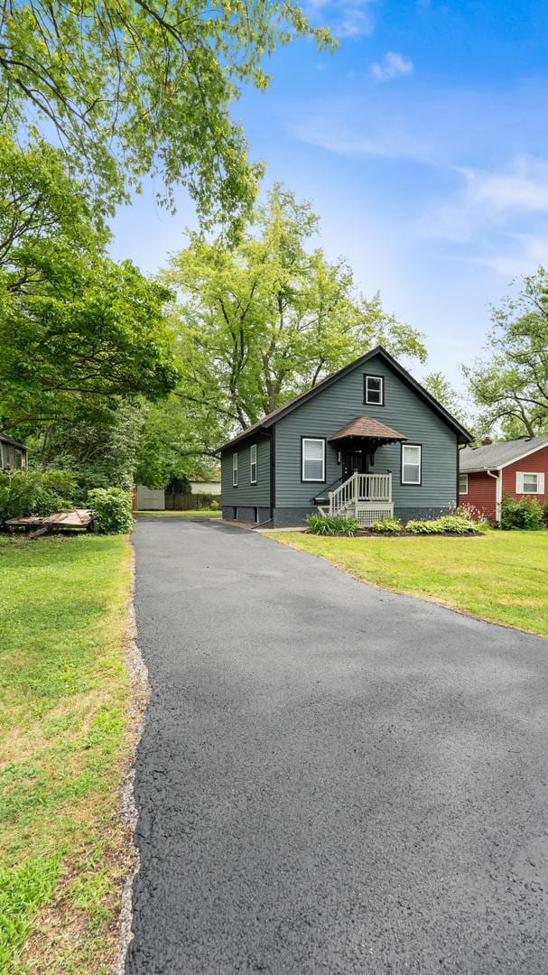526 S Calumet Ave, Aurora, IL 60506 - view of front of home with a front yard and driveway