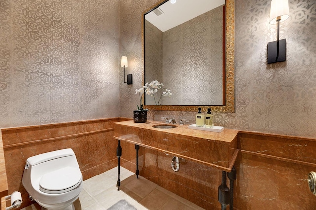 189 E Lake Shore Dr Unit Ph18, Chicago, IL 60611 - bathroom featuring wallpapered walls, a wainscoted wall, and tile walls