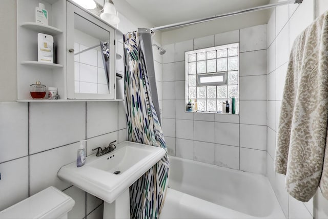 1555 Monroe Ave Unit 2, River Forest, IL 60305 - bathroom featuring shower / tub combo and tile walls