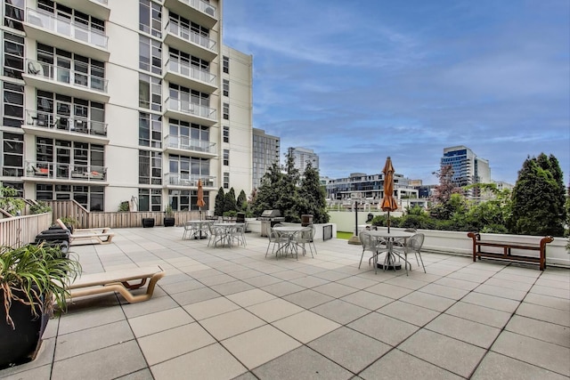 901 W Madison St Unit 609, Chicago, IL 60607 - view of patio featuring outdoor dining area and a view of city