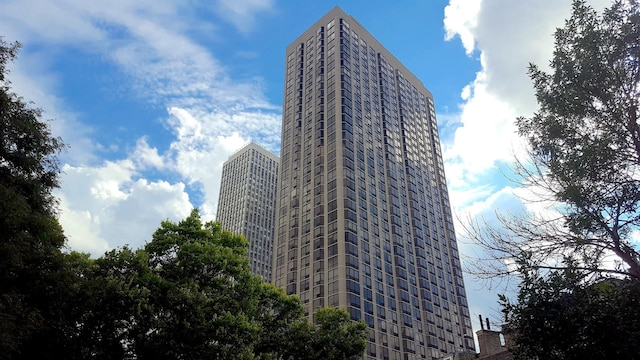 2650 N Lakeview Ave Unit 404, Chicago, IL 60614 - photo 1