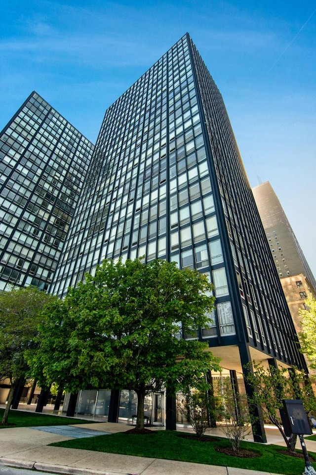 880 N Lake Shore Dr Unit 17G, Chicago, IL 60611 - photo 1