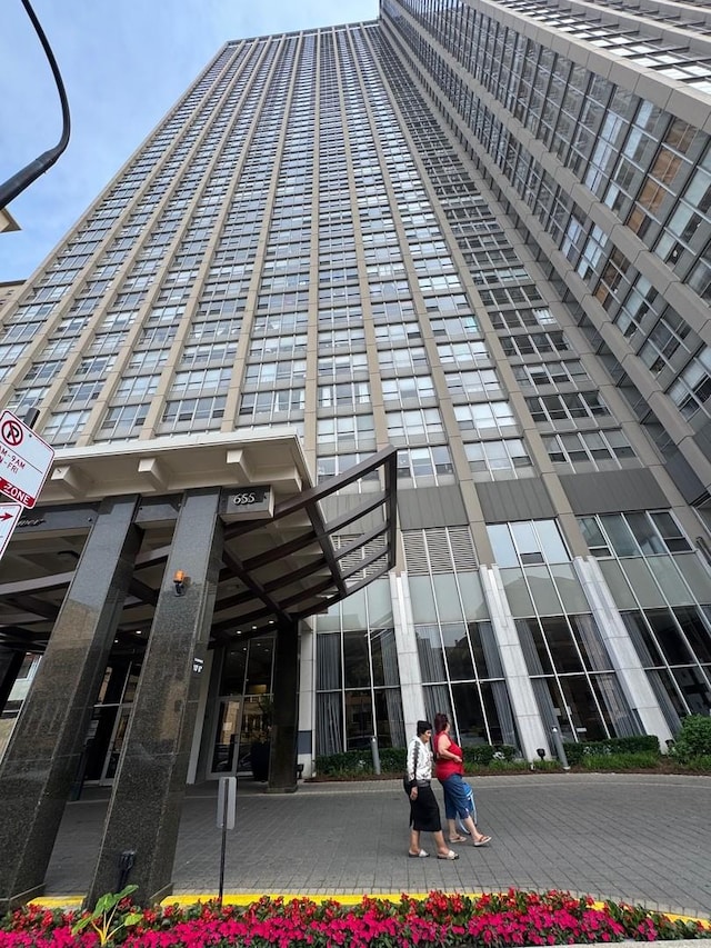 655 W Irving Park Rd, Chicago, IL 60613 - photo 1