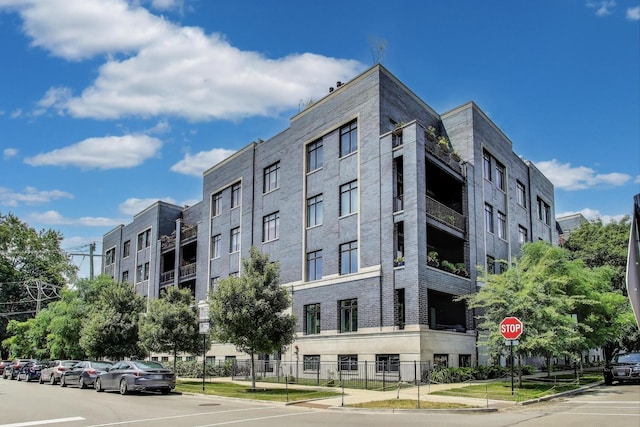 5748 N Hermitage Ave Unit 206, Chicago, IL 60660 - photo 1