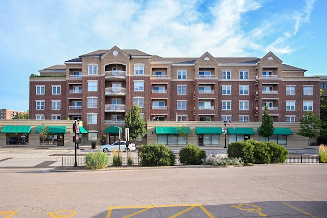 570 Crescent Blvd Unit 403, Glen Ellyn, IL 60137 - photo 1