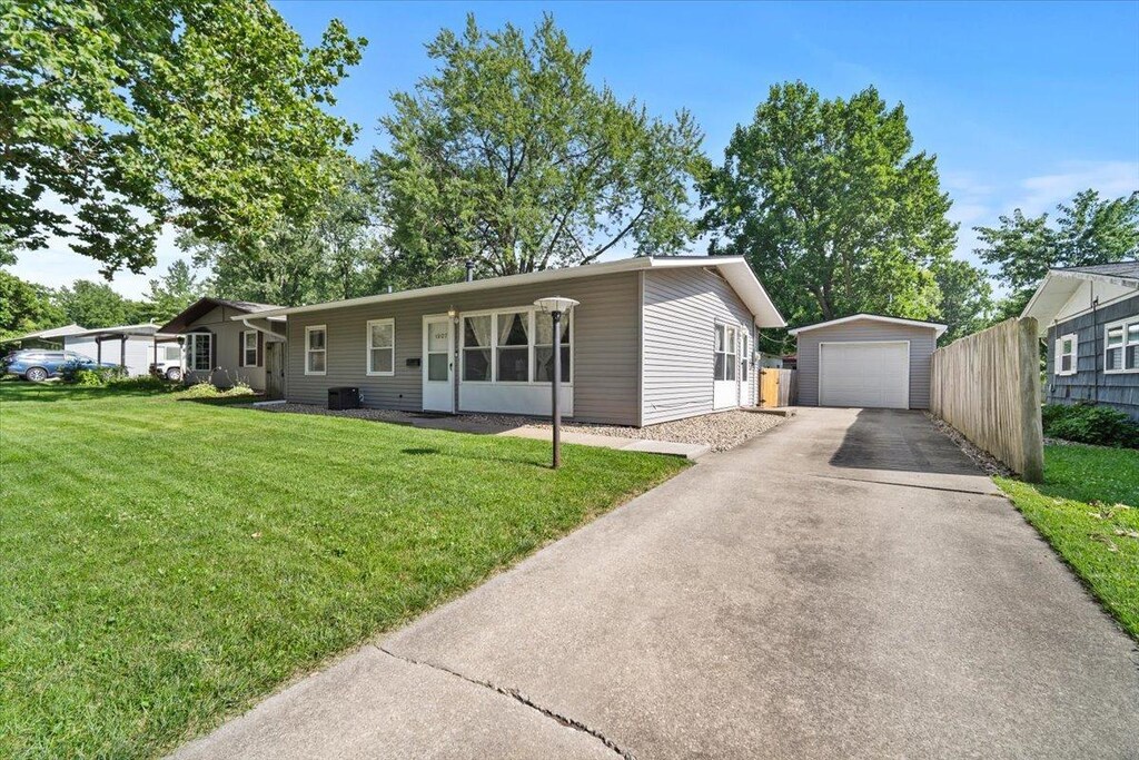 1907 Cloud St, Bloomington, IL 61701 - photo 1