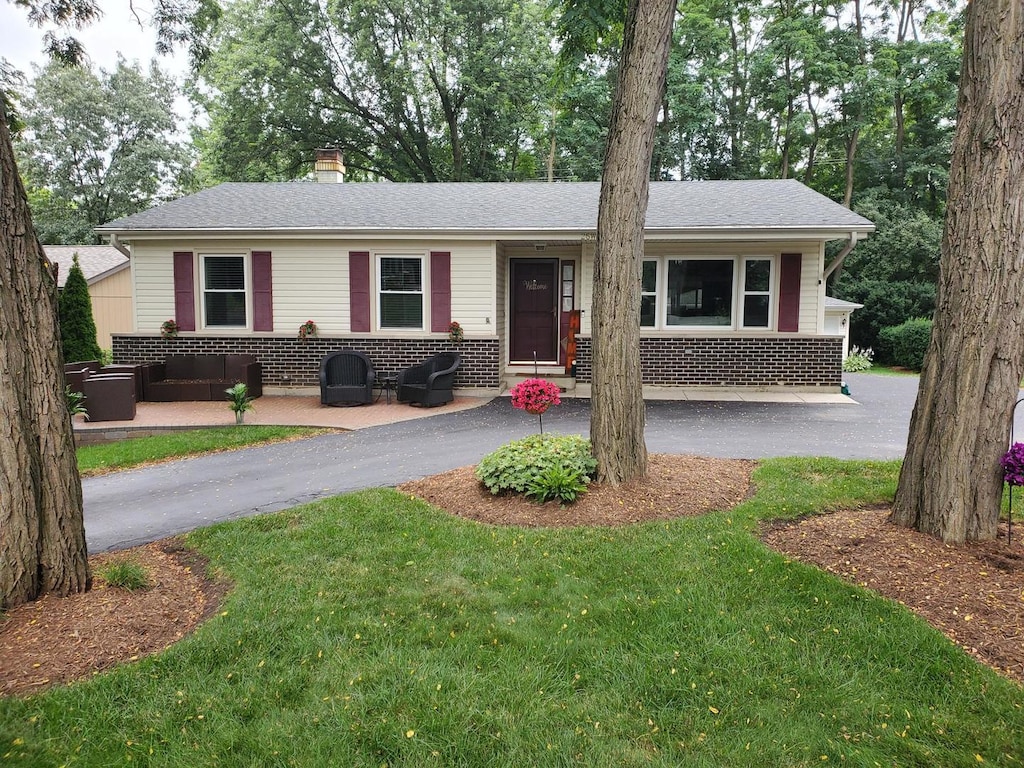26W035 Hazel Ln, Wheaton, IL 60187 - photo 1
