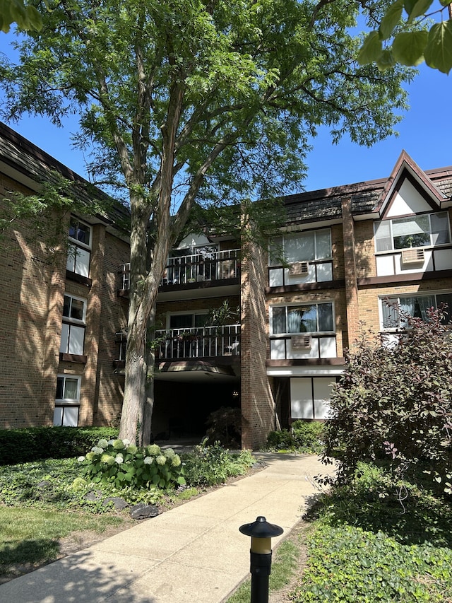 320 Claymoor Rd Unit 2D, Hinsdale, IL 60521 - photo 1