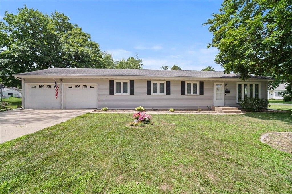 396 N Sherman St, El Paso, IL 61738 - photo 1