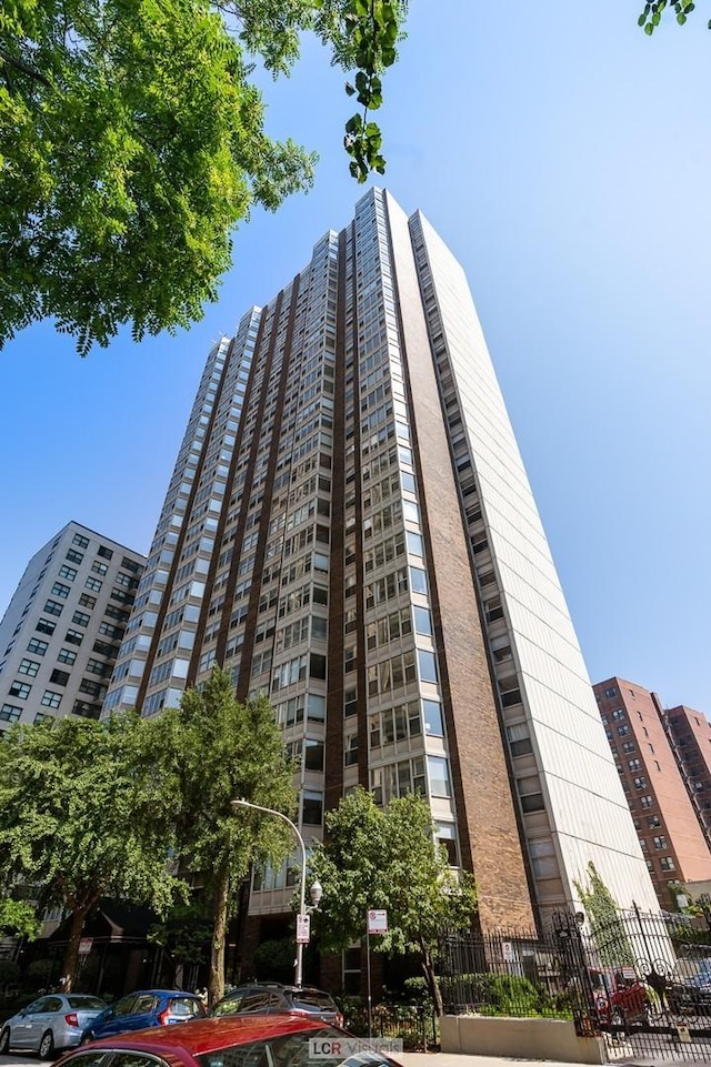 525 W Hawthorne Pl Unit 203, Chicago, IL 60657 - photo 1