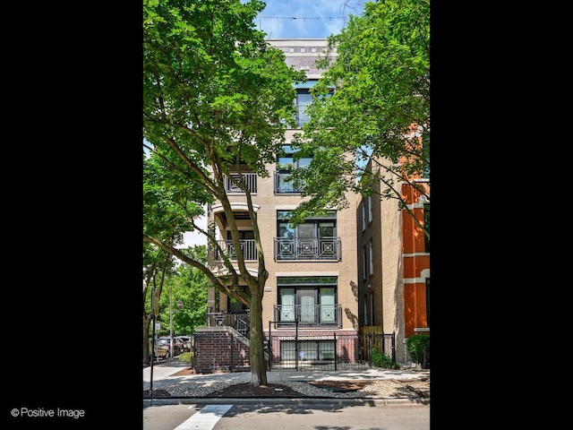 444 W Blackhawk Ave Unit 2, Chicago, IL 60610 - photo 1