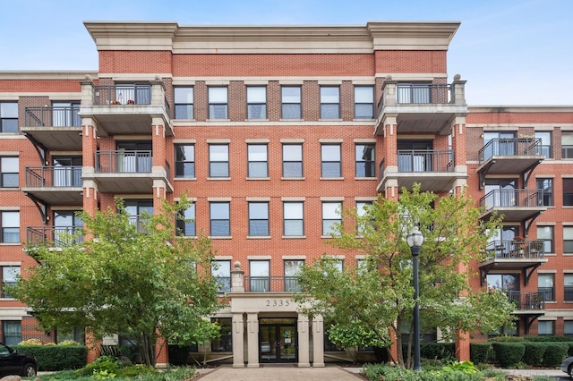 2335 W Belle Plaine Ave Unit 207, Chicago, IL 60618 - photo 1