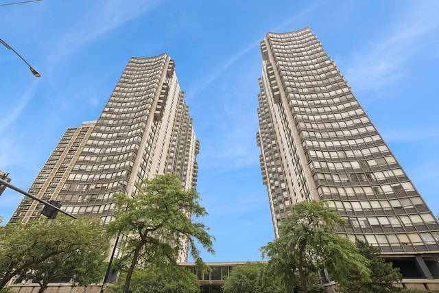 5701 N Sheridan Rd Unit 17E, Chicago, IL 60660 - photo 1