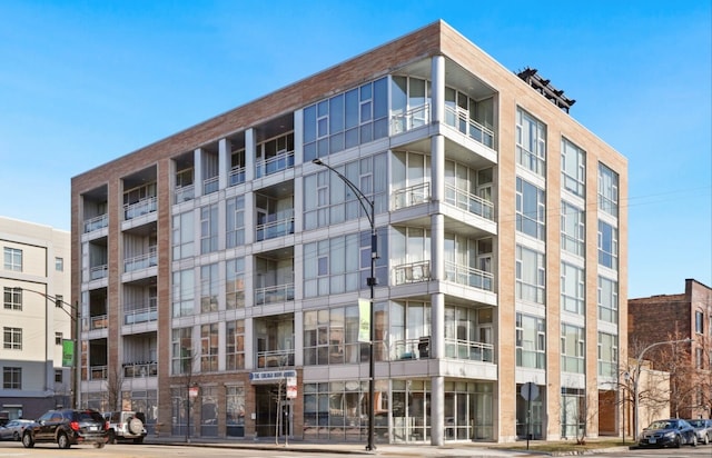 1550 W Cornelia Ave Unit 404, Chicago, IL 60657 - photo 1