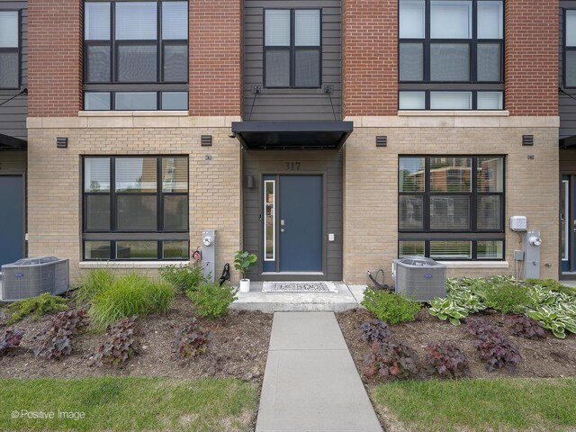 317 Summit Cir, Lombard, IL 60148 - photo 1