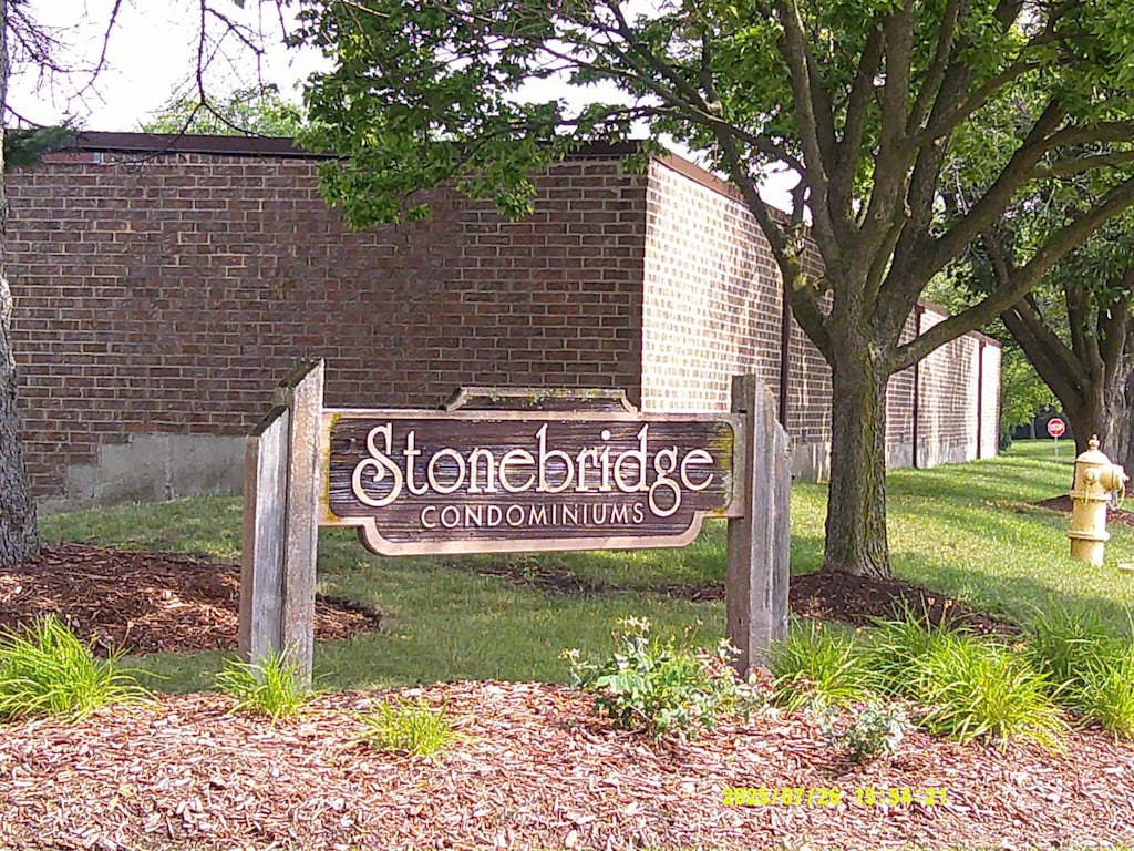 5 E Carriageway Dr Unit 210, Hazel Crest, IL 60429 - photo 1