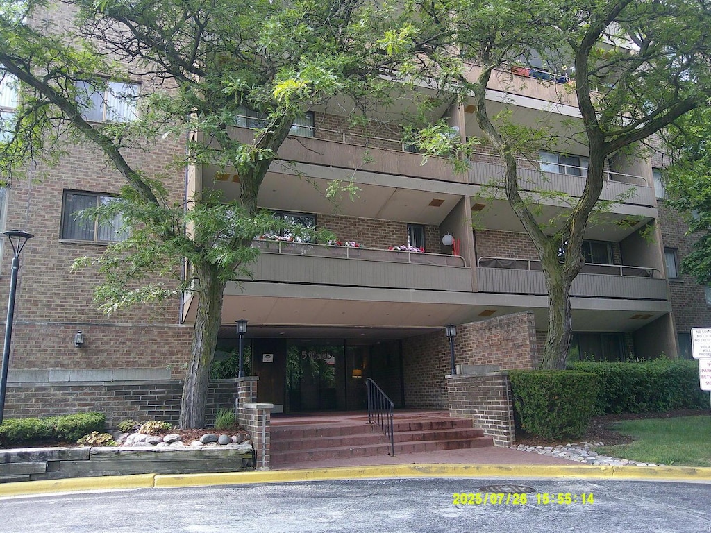 5 E Carriageway Dr Unit 210, Hazel Crest, IL 60429 - photo 2