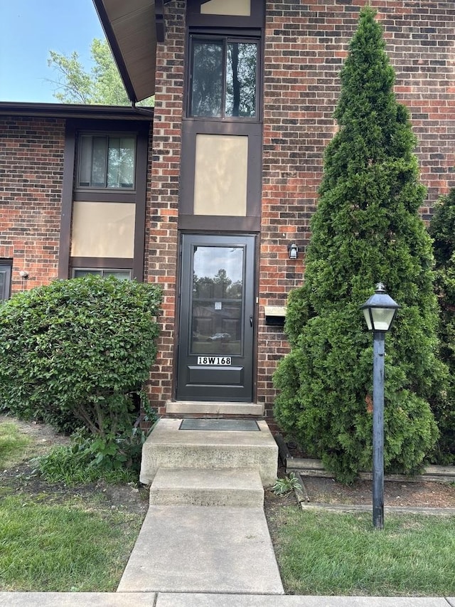 18W168 Standish Ln, Villa Park, IL 60181 - photo 2