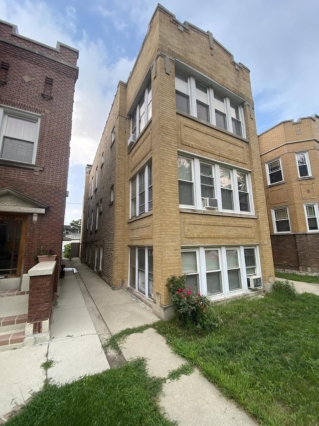 5352 W Dakin St, Chicago, IL 60641 - photo 2