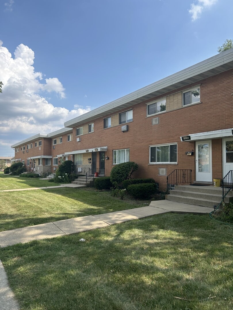 8657 Gregory Ln Unit 7, Des Plaines, IL 60016 - photo 1