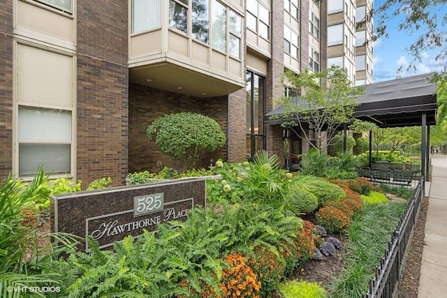 525 W Hawthorne Pl Unit 2905, Chicago, IL 60657 - photo 2