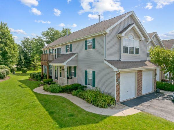 7408 Grandview Ct Unit 7408, Carpentersville, IL 60110 - photo 1