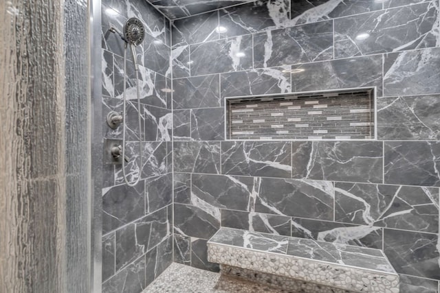 bathroom featuring a tile shower