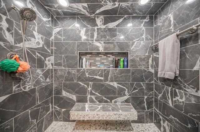 bathroom featuring a tile shower