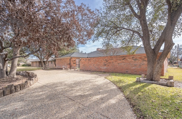 view of yard with driveway