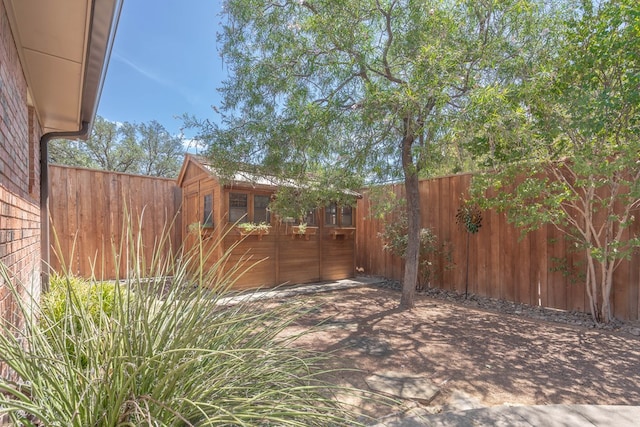 view of yard featuring an outbuilding and fence