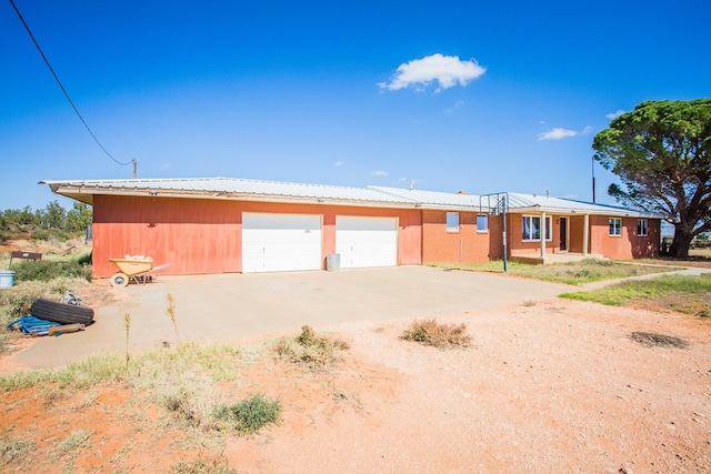 view of front facade featuring a garage