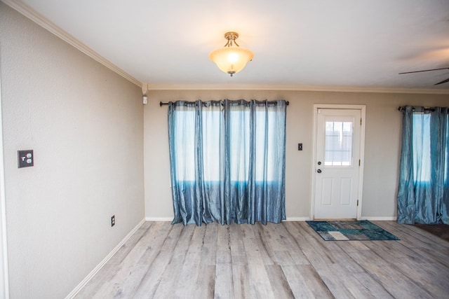 entryway with ceiling fan, light wood-type flooring, and ornamental molding