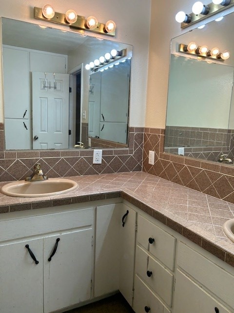 full bath with tasteful backsplash and vanity