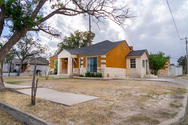 view of front of property featuring a porch