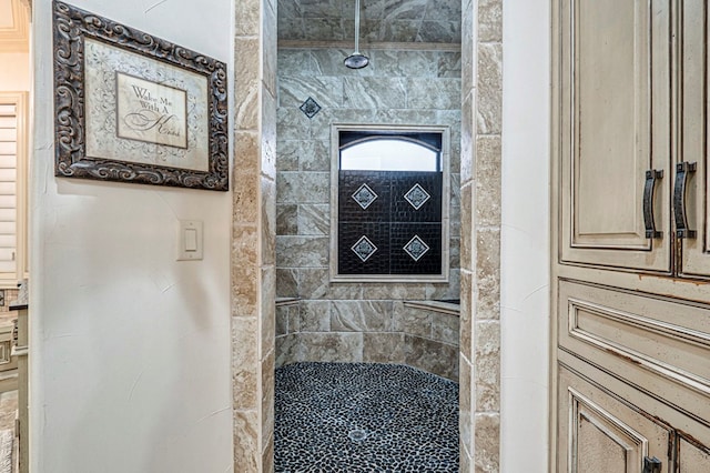 bathroom featuring tiled shower