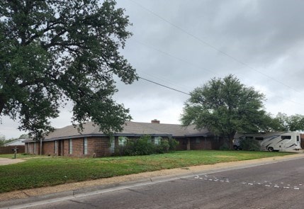 view of front facade with a front yard