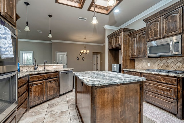 living area with visible vents, a ceiling fan, arched walkways, crown molding, and baseboards