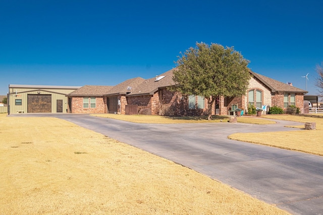 view of front of home featuring a front yard and a garage