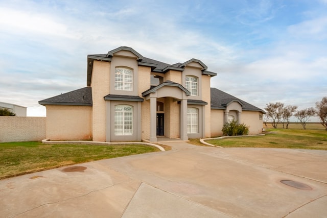 view of front of property featuring a front lawn