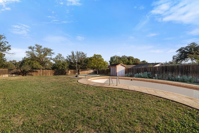 view of yard featuring a storage shed