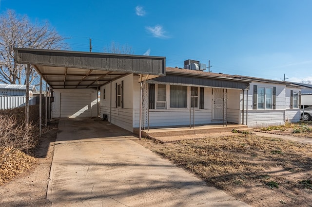 view of front of property featuring a porch and a carport