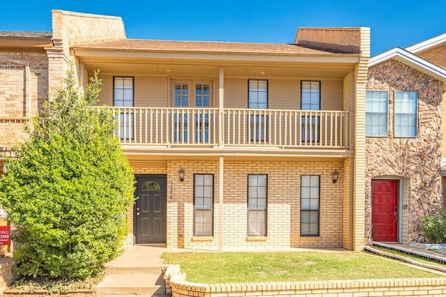 townhome / multi-family property featuring a balcony