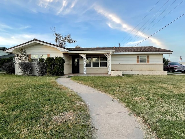 ranch-style house featuring a front yard