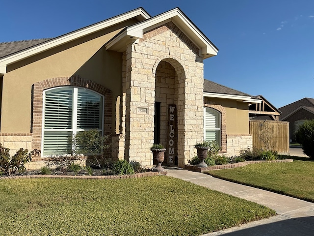 view of front facade with a front lawn