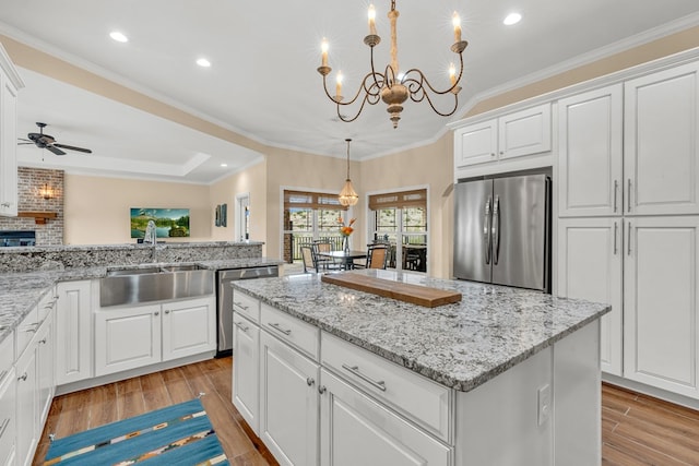 131 High Lonesome Dr, Alpine, TX 79830 - kitchen featuring stainless steel appliances, a sink, a kitchen island, light wood-type flooring, and recessed lighting